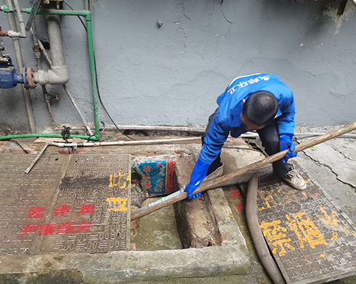 牙叉镇清掏化粪池